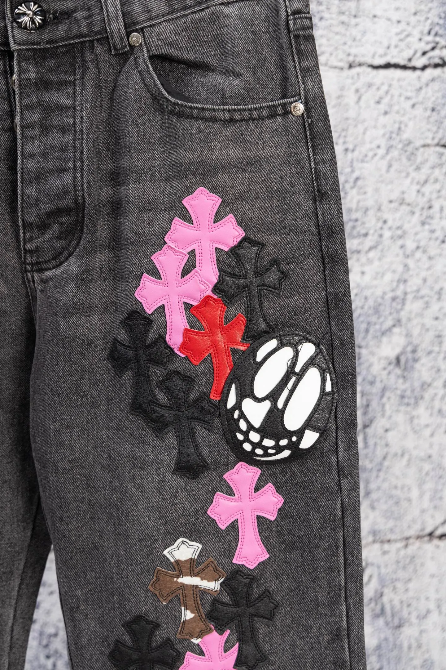 P290 Chromehearts CH Limited Edition Grimace Ox King Colorful Cross Patched Leather Cow King Jeans Cool brother and sister’s favorite pair, Grimace Cross Patch Leather Jeans. It can be said to be the real Ox King, ultra-limited and rare. The counter price is 34W level, patchwork cross pattern embellishment, washed jeans! ! An absolutely high-end luxury product, a 1.9W-level god-level single product, a super popular product, made by top heavy industry, a magic weapon that cannot be missed! [About Zangyin] This is an extremely luxurious fashion brand that can also be called the aristocracy of the high street. It has always been an exclusive brand for some hipsters or rich second generations. Compared with ordinary high streets, it is more luxurious and noble. Compared with luxury brands, it is more fashionable and individual. It has always been a brand that I have a special liking for. [Top heavy industry fashion design] Consistently high-street luxury style. Speaking of this style, the Zangyin family and GU family are definitely the leading representative brands. Especially the Zangyin family has really achieved a state-of-the-art effect in creating high-street style. The unique washed material is used to create this style. The color system is already quite eye-catching. After it is decorated with patchwork cross flowers, it cleverly highlights the charm of the brand. Secondly, this style uses classic The high-waist cutting design highlights the long legs and fashionable temperament of the upper body. The brand is highly recognizable and the slim fit configuration is more suitable for daily wear. It is a product that interprets personality, fashion, and specifications at a glance. This single product is enough to make any fan excited. It can be a white T-shirt for a youthful college style, or a tight suspender for a royal style. It has strong matching ability and can be easily controlled by men.  [Materials and craftsmanship] Needless to say, this point goes without saying. As an excellent craftsman brand, Zangyin’s requirements for details and craftsmanship are really perfect. The washed color of this model has gone through so many processes, not to mention the embellishment of denim appliques. It is also purely hand-made and sewn. Just like what they believe in, only hand-made things have soul and have the meaning of wear. A top-notch heavy-duty fashionable denim item, I look forward to your perfect interpretation! !  Color: Picture color Size: 28-36